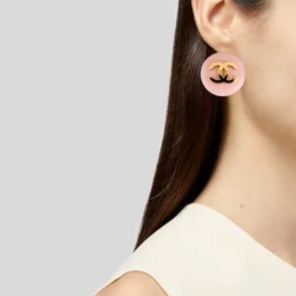 CHANEL Vintage Resin CC Clip-On Earrings - Picture 2 of 6